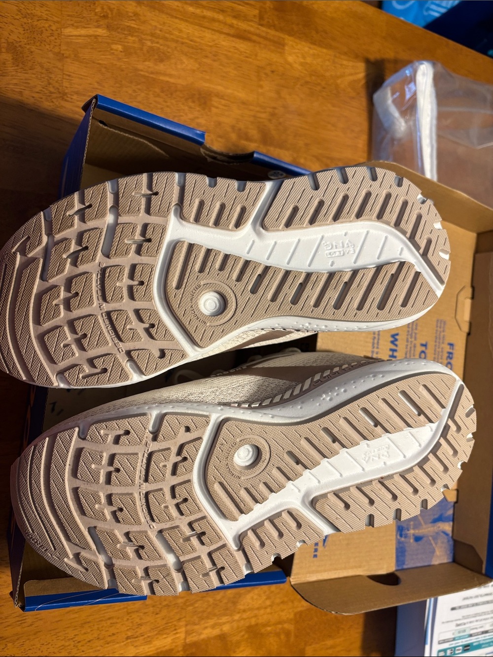 Brooks Ariel GTS 24 White and Silver Mesh Athletic Running Shoes - Picture 2 of 4